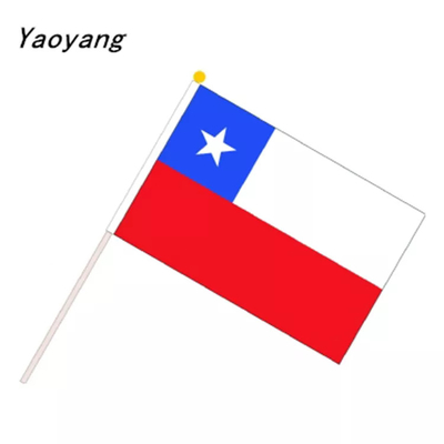 أعلام تشيلي باليد في الهواء الطلق يلوحون بشعار مخصص من البوليستر